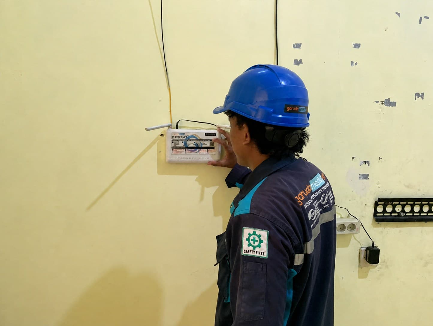 Teknisi Garuda Media Telematika 20 memasang perangkat internet di lokasi pelanggan
