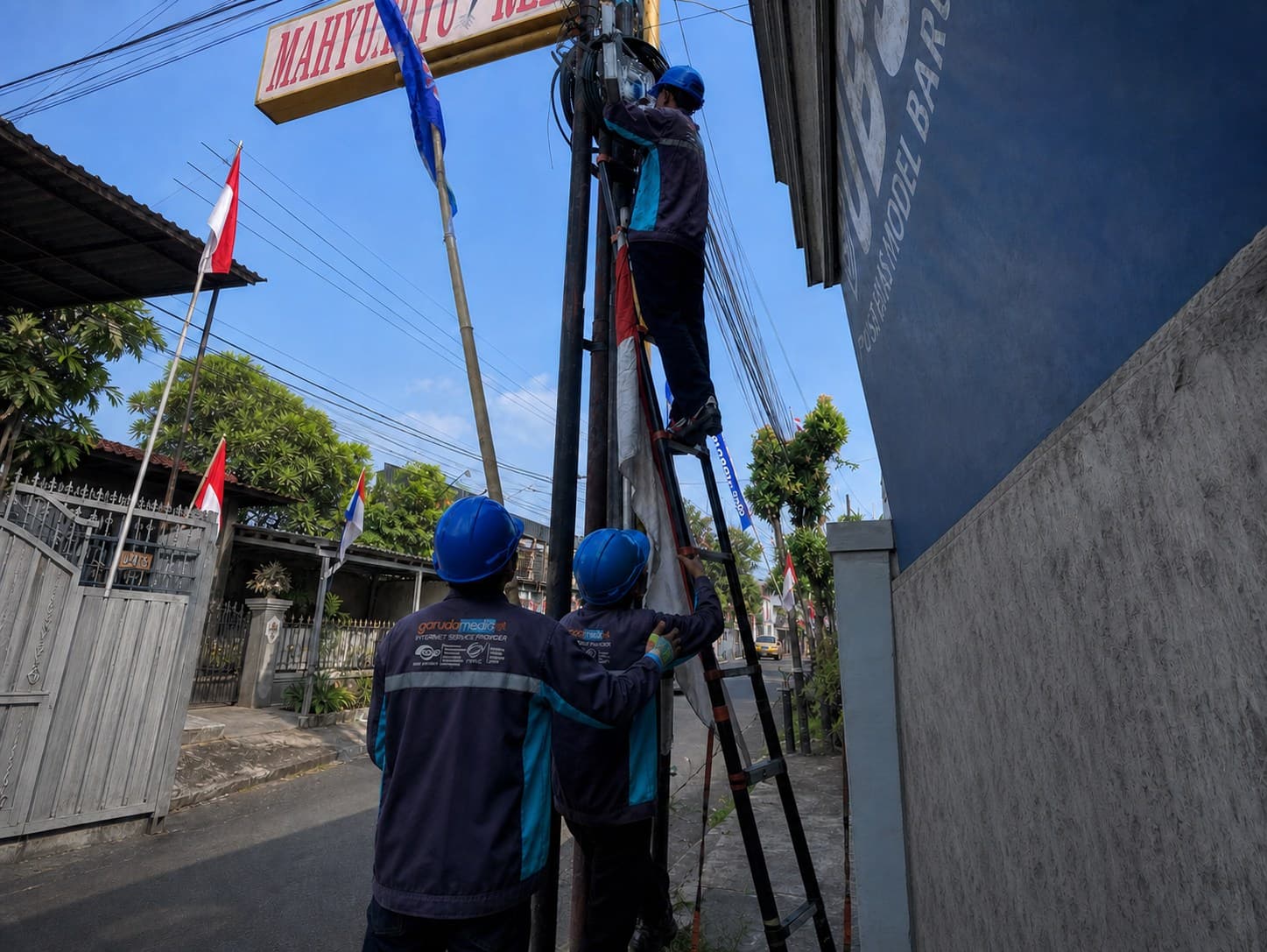 Tim teknisi Garuda Media Telematika 20 berkolaborasi di lapangan
